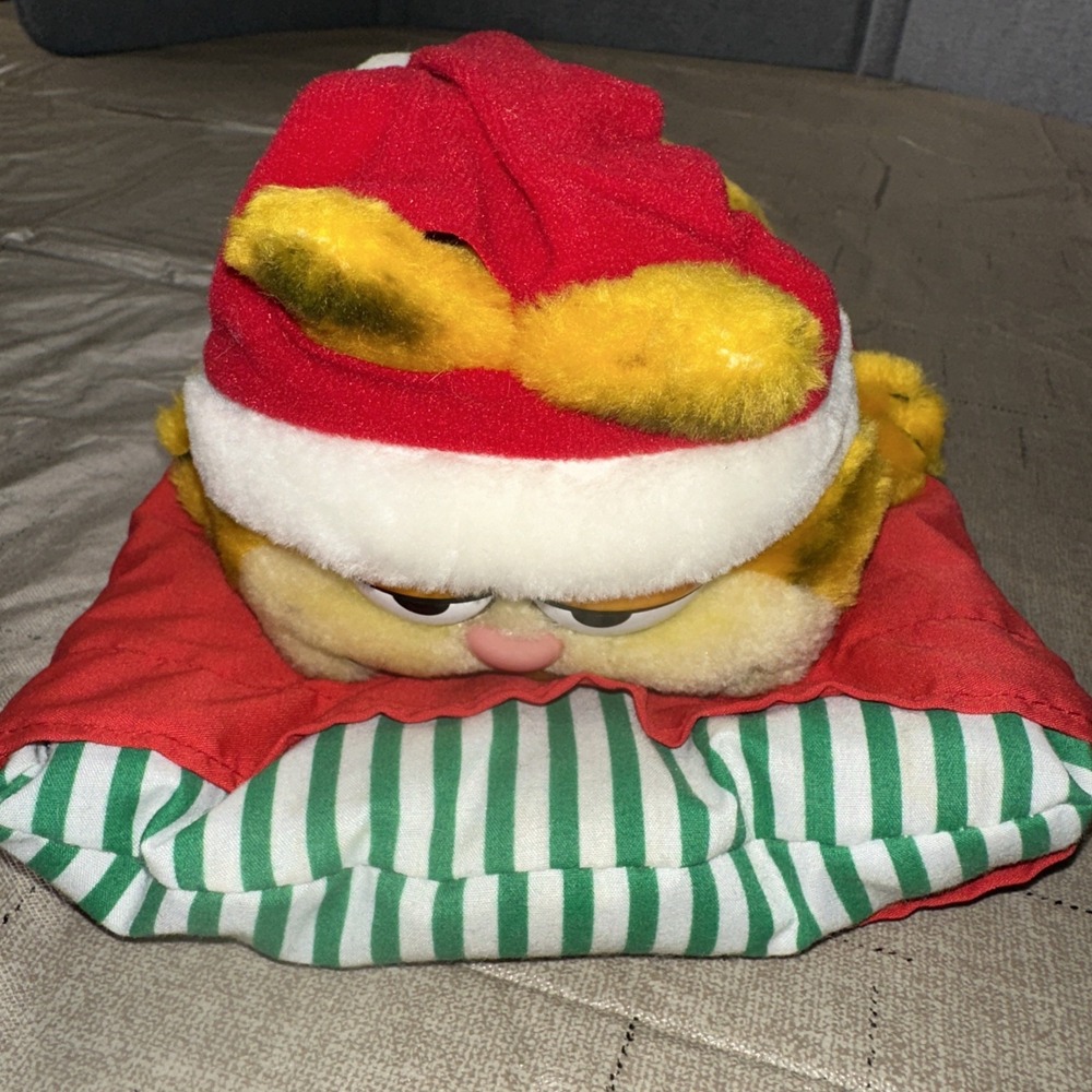 Dakin Fun Farm Christmas Garfield 1981 Plush Nap Time on Pillow Sleigh